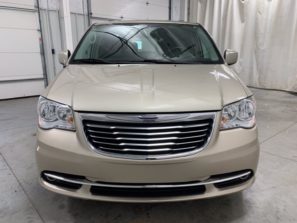 Used 2016 Chrysler Town & Country Touring FWD image 14