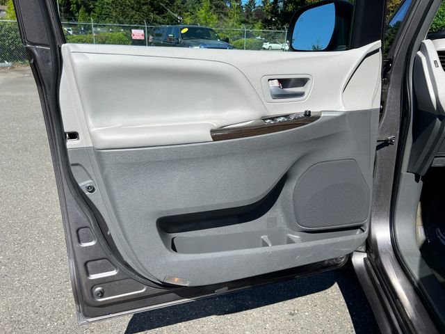 Used 2015 Toyota Sienna XLE Premium AWD/4WD image 16
