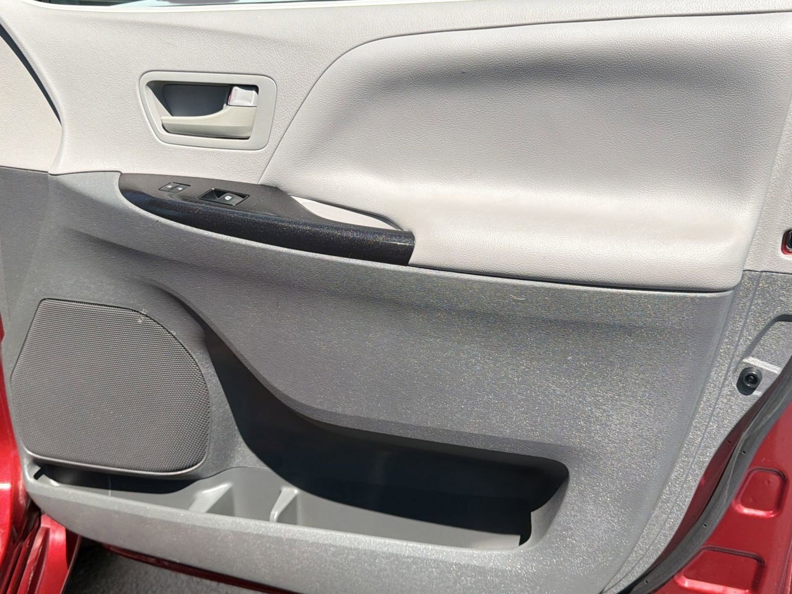 Used 2017 Toyota Sienna L FWD image 29