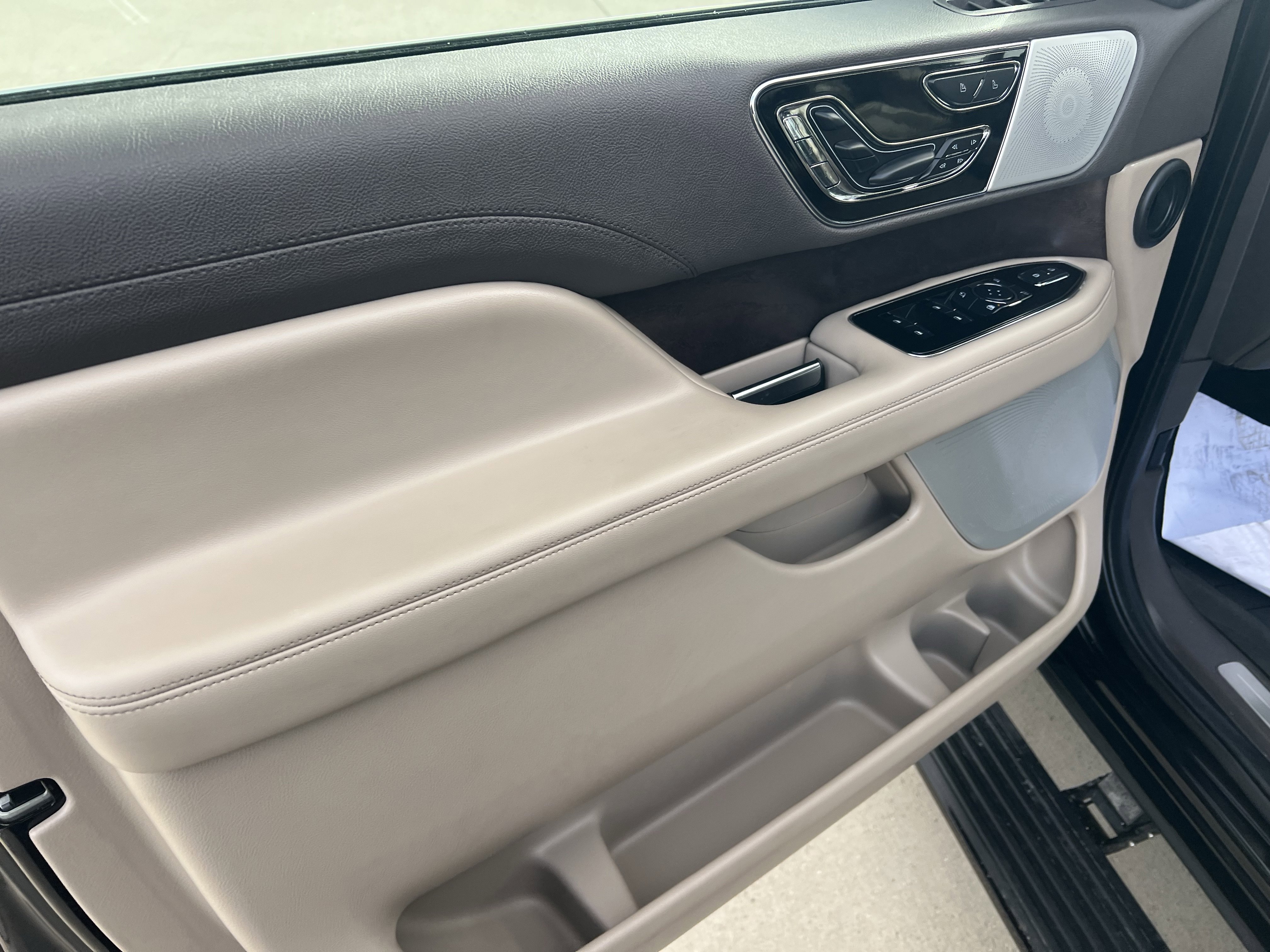 Used 2023 Lincoln Navigator Reserve image 14