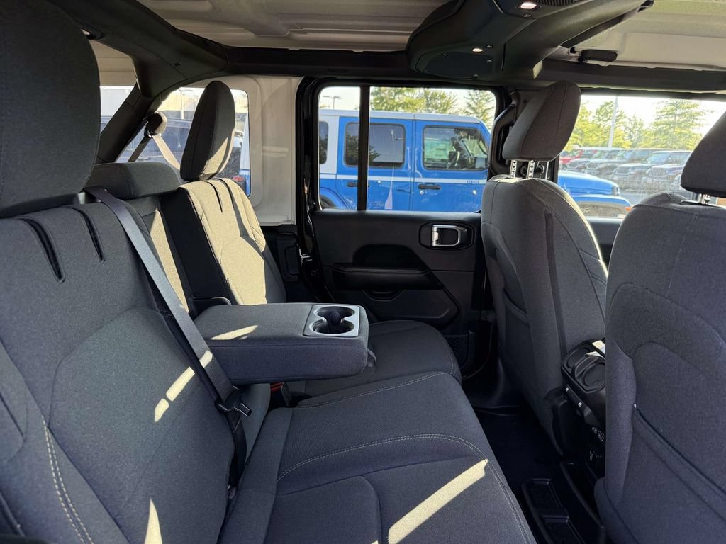 Used 2024 Jeep Wrangler Unlimited Sahara AWD/4WD image 16