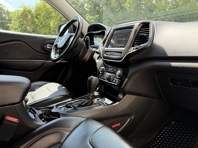 Used 2019 Jeep Cherokee Trailhawk w/ Cold Weather Group AWD/4WD image 19