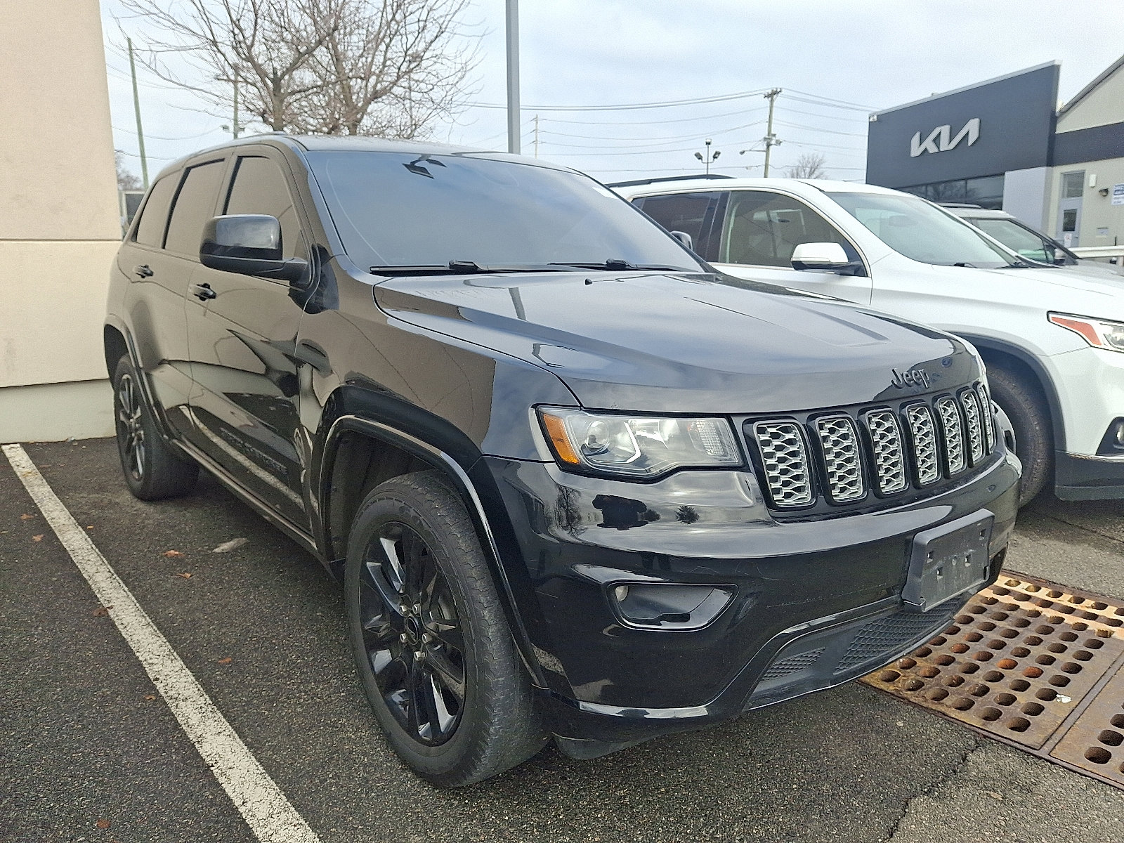 Used 2017 Jeep Grand Cherokee Altitude image 2