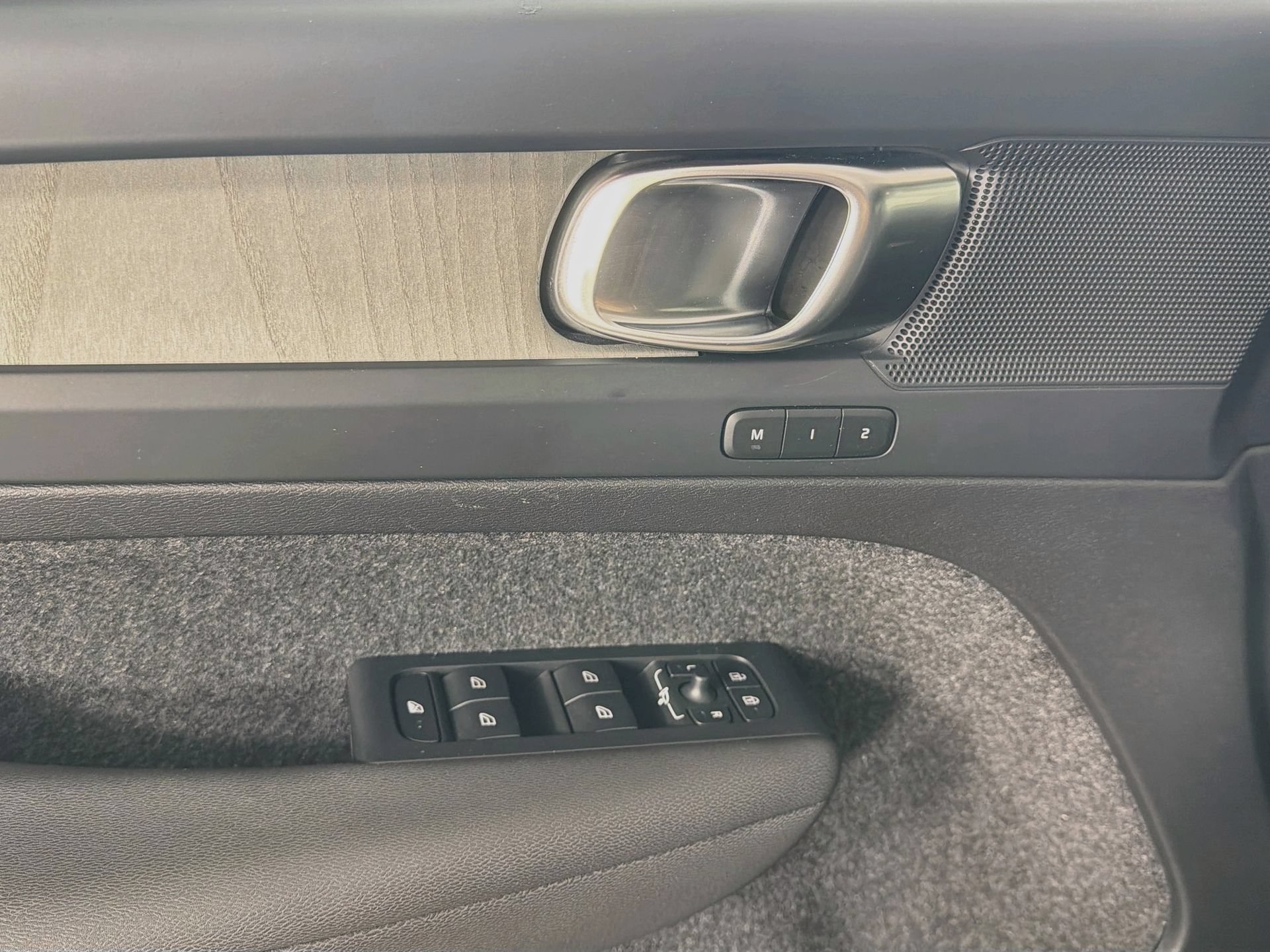 Certified 2024 Volvo XC40 B5 Core w/ Protection Package Premier AWD/4WD image 17