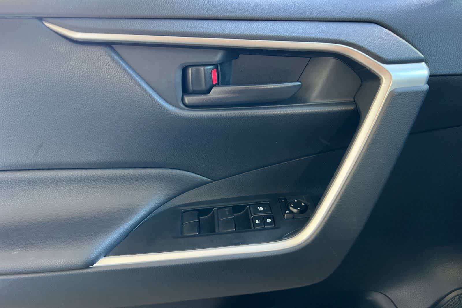 Used 2019 Toyota RAV4 LE FWD image 15
