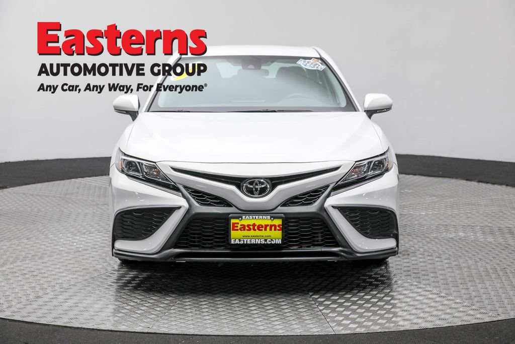 Used 2022 Toyota Camry SE image 2