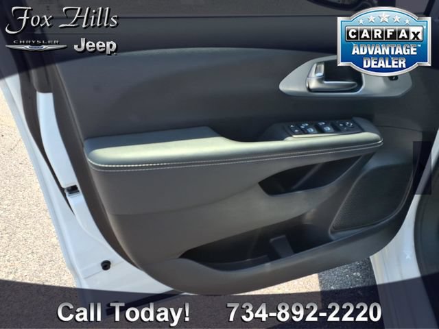 Used 2026 Chrysler Pacifica Limited FWD image 15