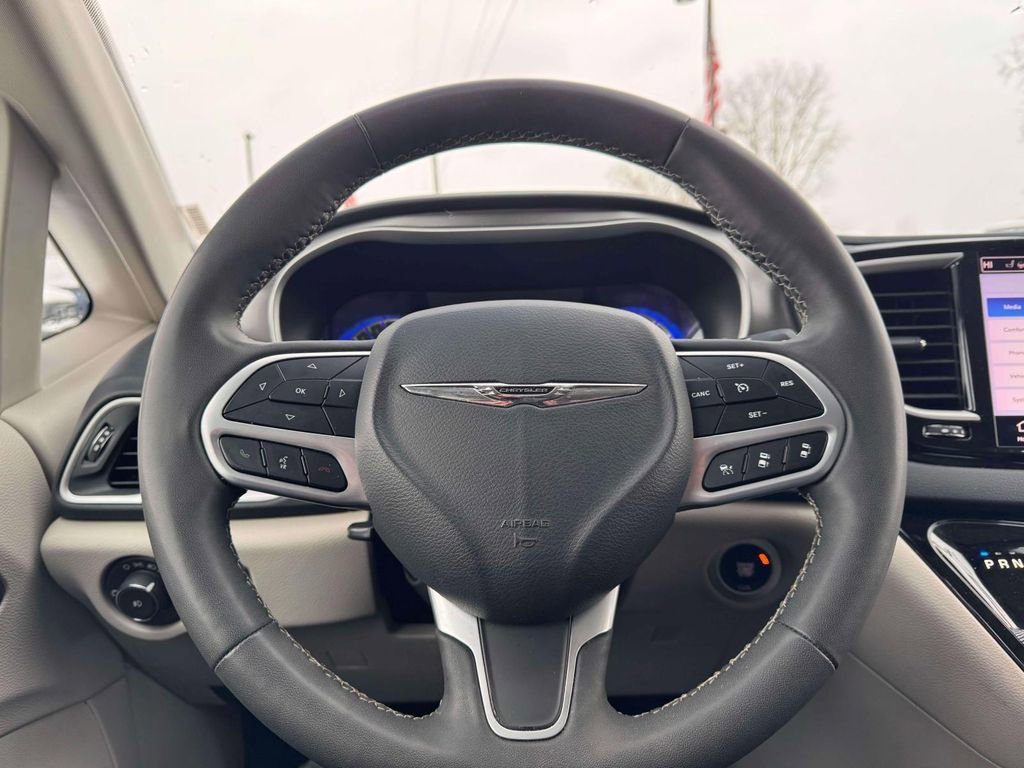 Used 2023 Chrysler Pacifica Touring-L image 15