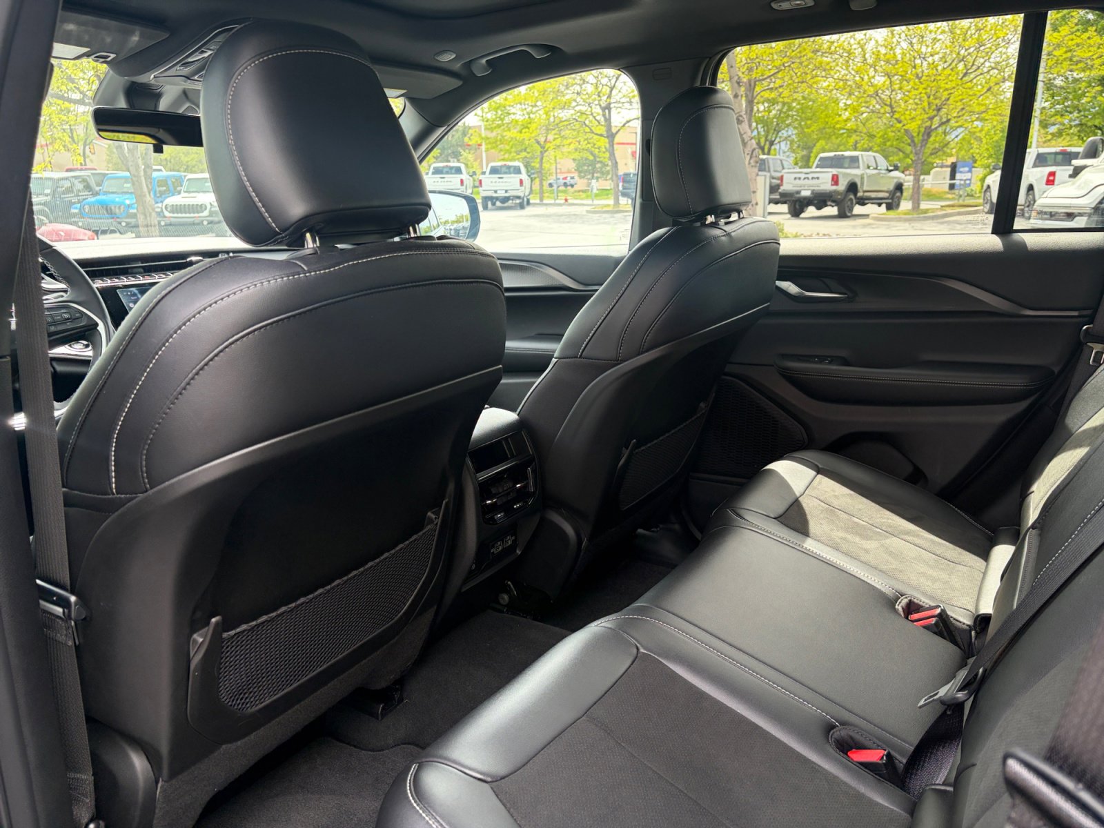 Used 2025 Jeep Grand Cherokee Altitude image 24