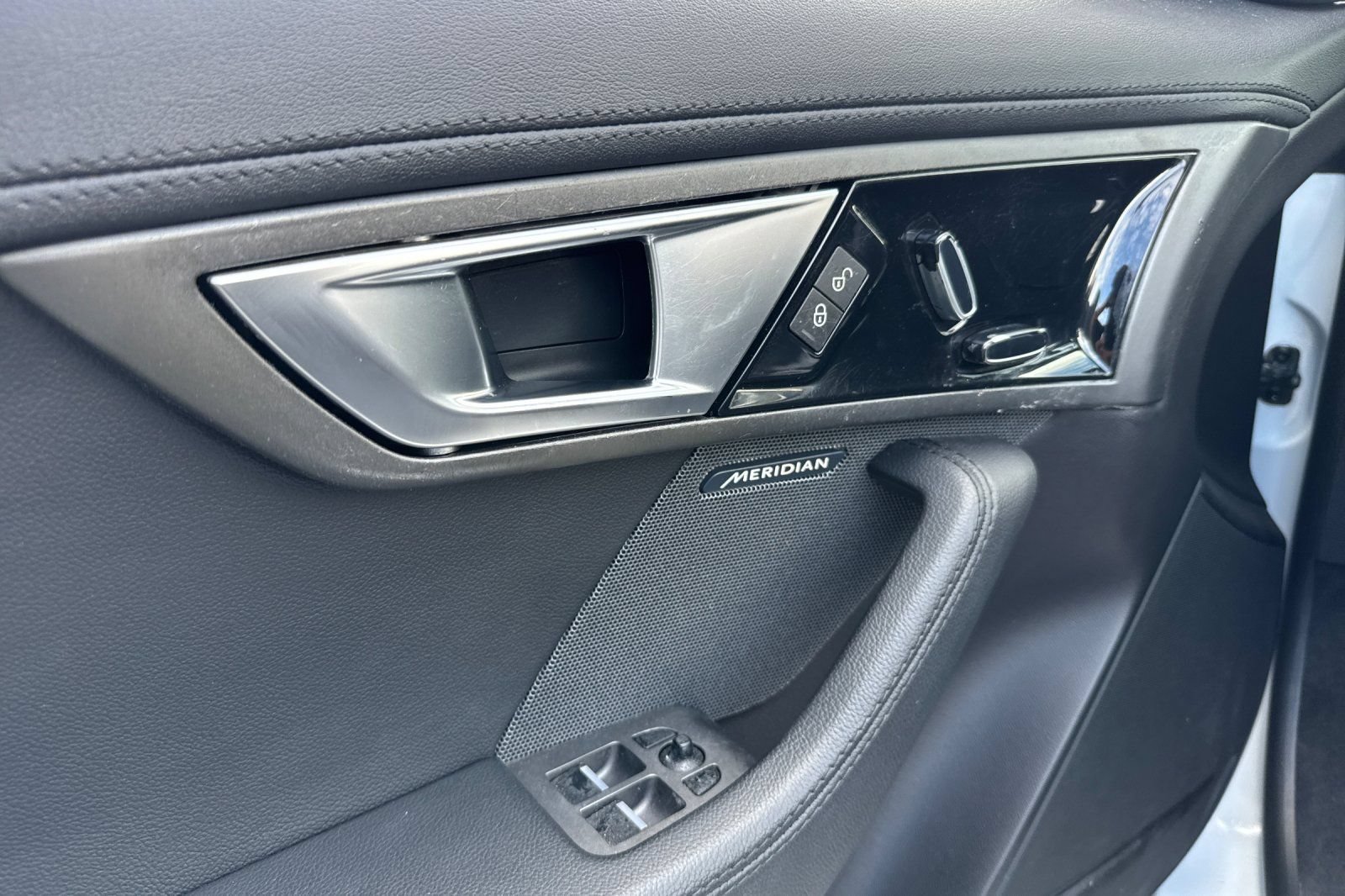 Used 2015 Jaguar F-TYPE Convertible RWD image 11