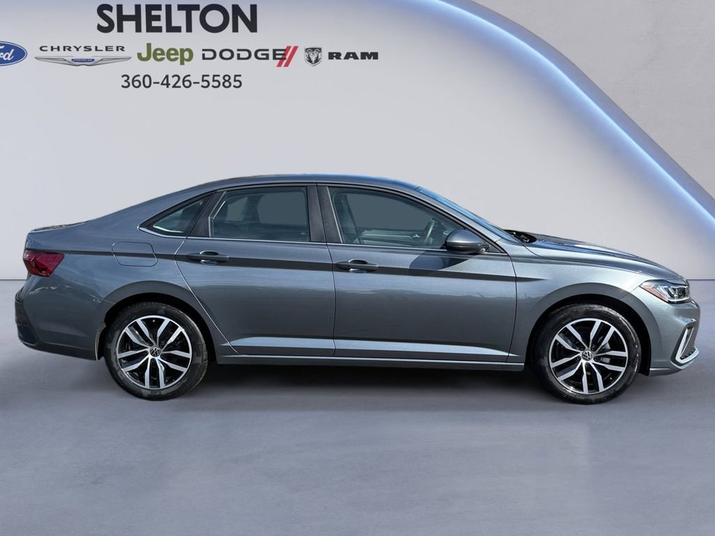 Used 2025 Volkswagen Jetta SE image 6