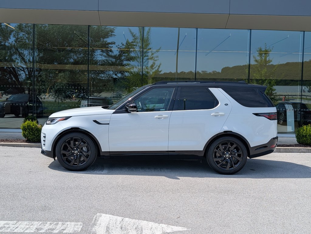 Used 2025 Land Rover Discovery Dynamic SE AWD/4WD image 2