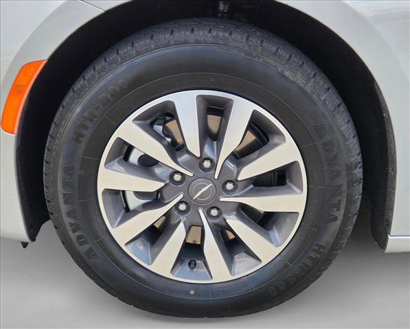 Used 2023 Chrysler Pacifica Touring-L FWD image 22