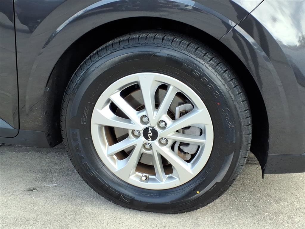 Used 2024 Kia Carnival LX image 11