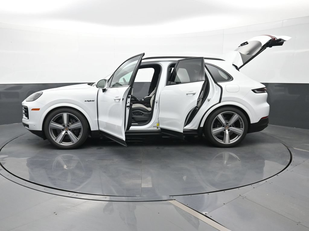 Certified 2025 Porsche Cayenne E-Hybrid AWD/4WD image 30
