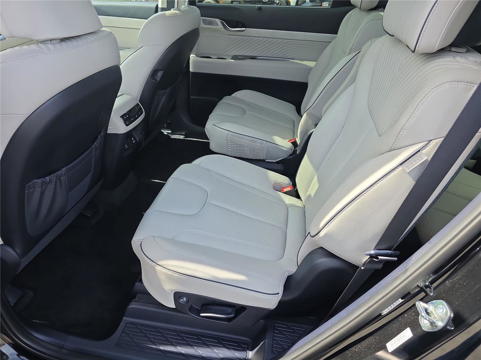 Used 2024 Hyundai Palisade Calligraphy image 16
