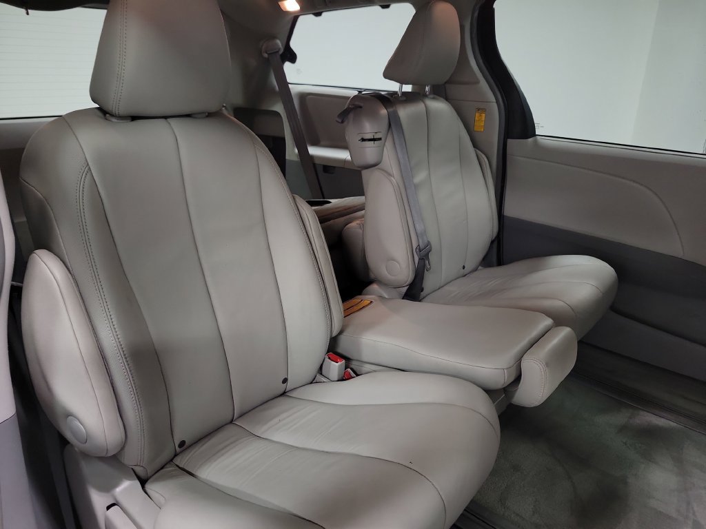 Used 2013 Toyota Sienna XLE FWD image 30
