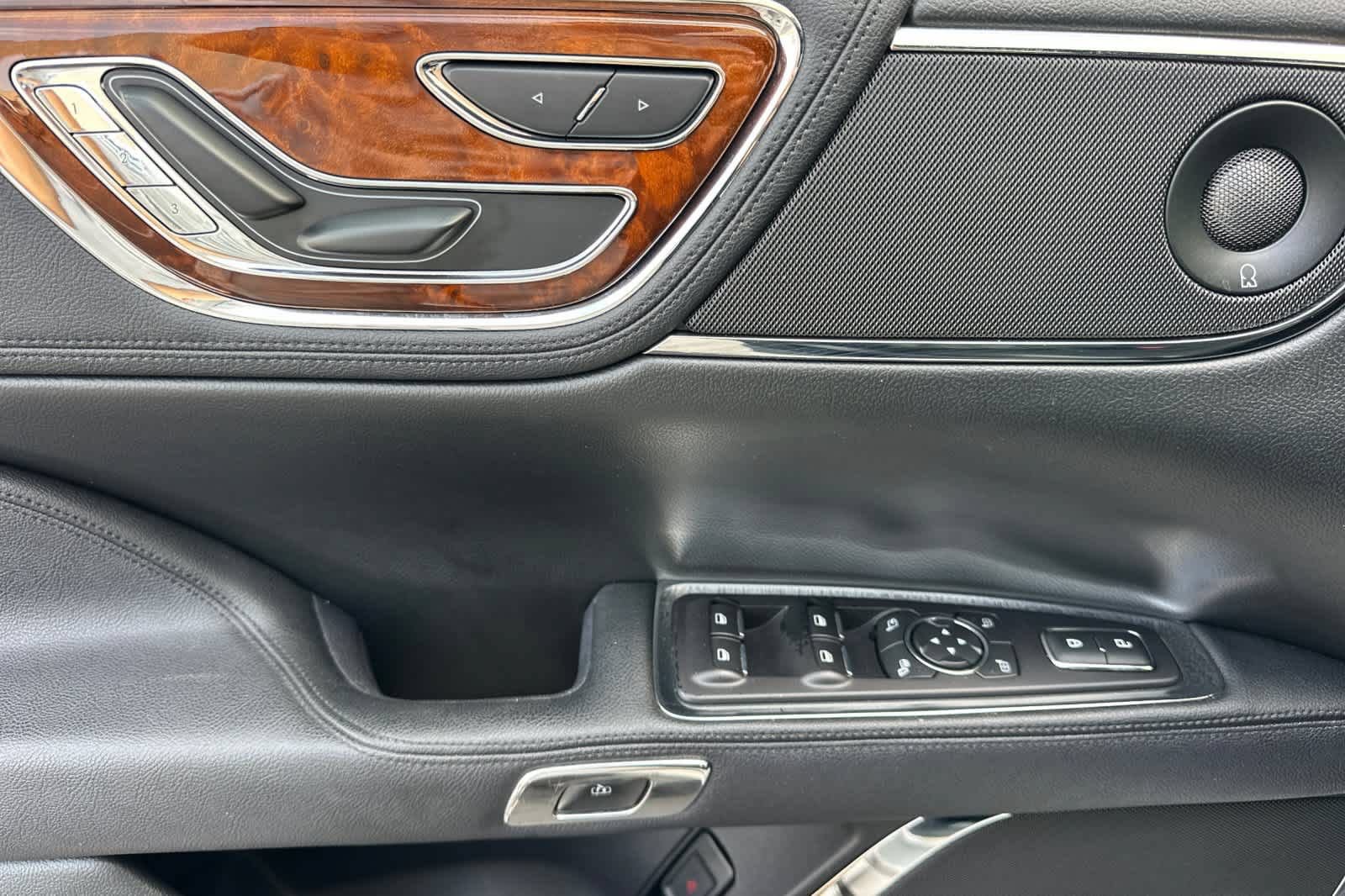 Used 2017 Lincoln Continental Select FWD image 13