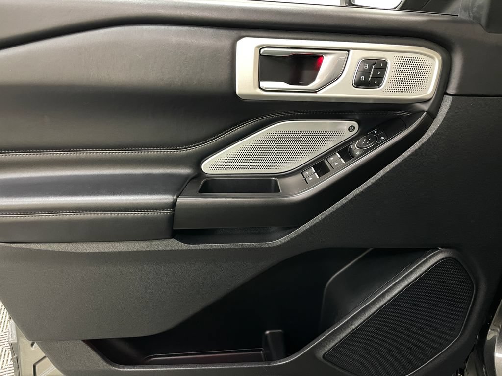Used 2020 Ford Explorer Platinum w/ Premium Technology Package AWD/4WD image 30