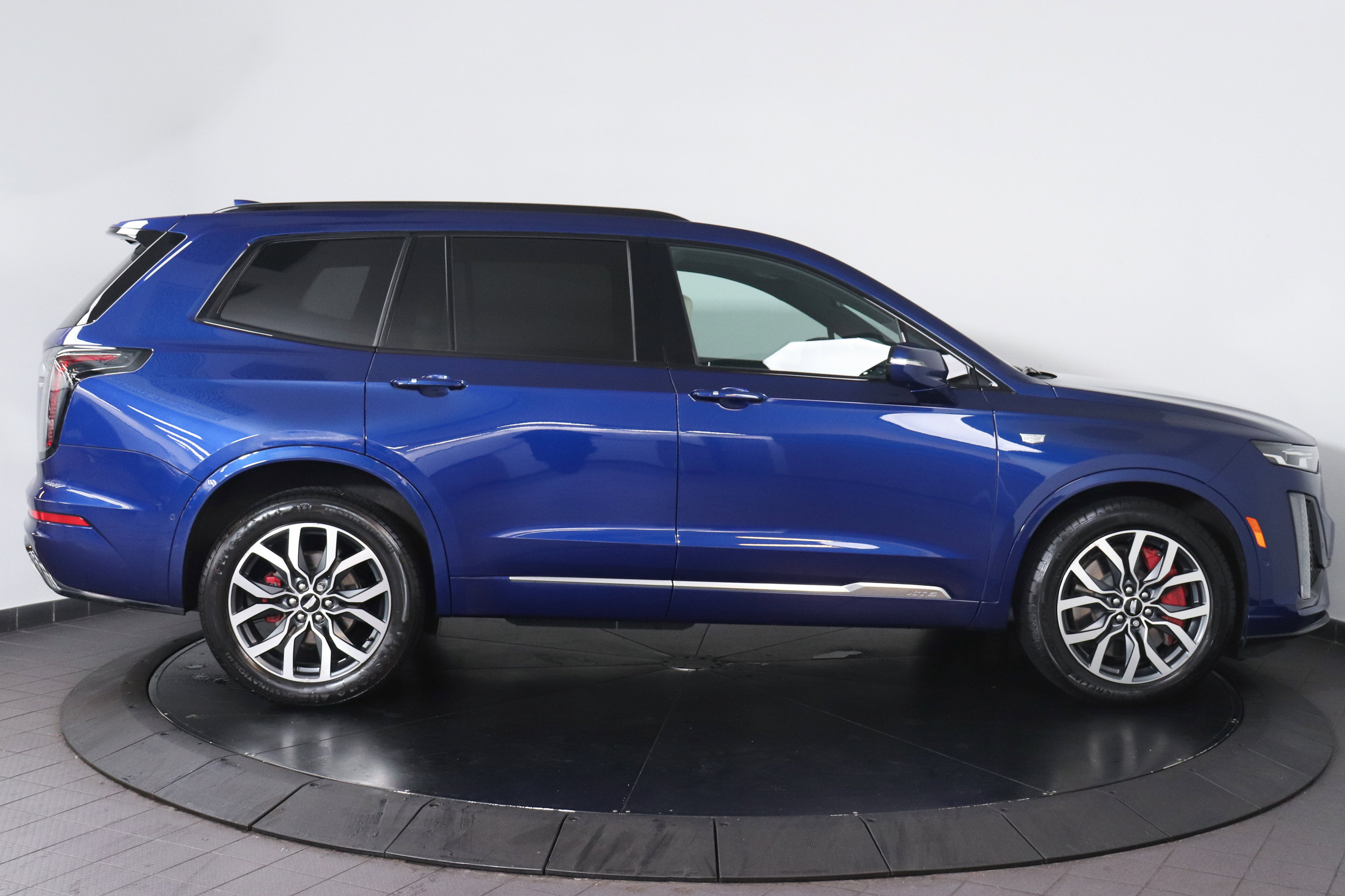 Used 2023 Cadillac XT6 Sport w/ Technology Package image 6