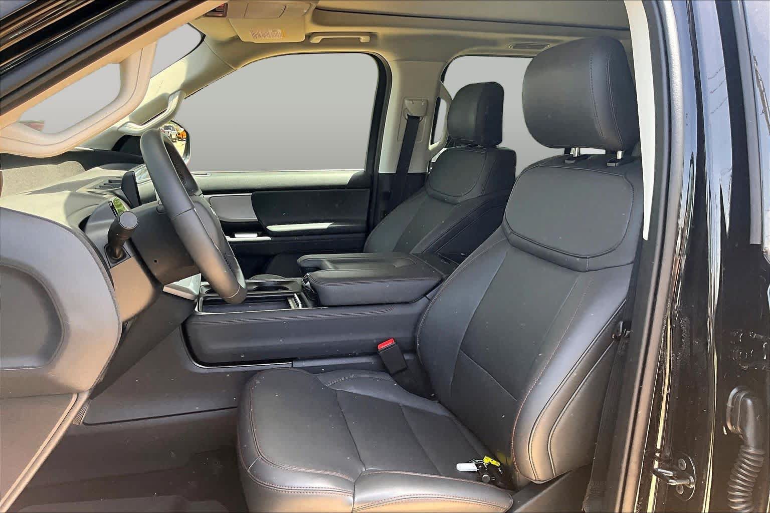 Used 2025 Ford Expedition Active AWD/4WD image 7