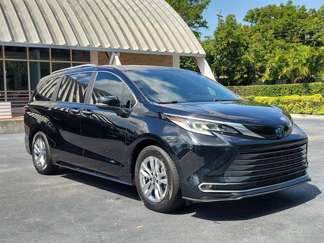 Used 2023 Toyota Sienna Limited FWD image 19