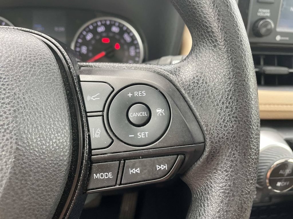Used 2021 Toyota RAV4 XLE w/ Convenience Package FWD image 31