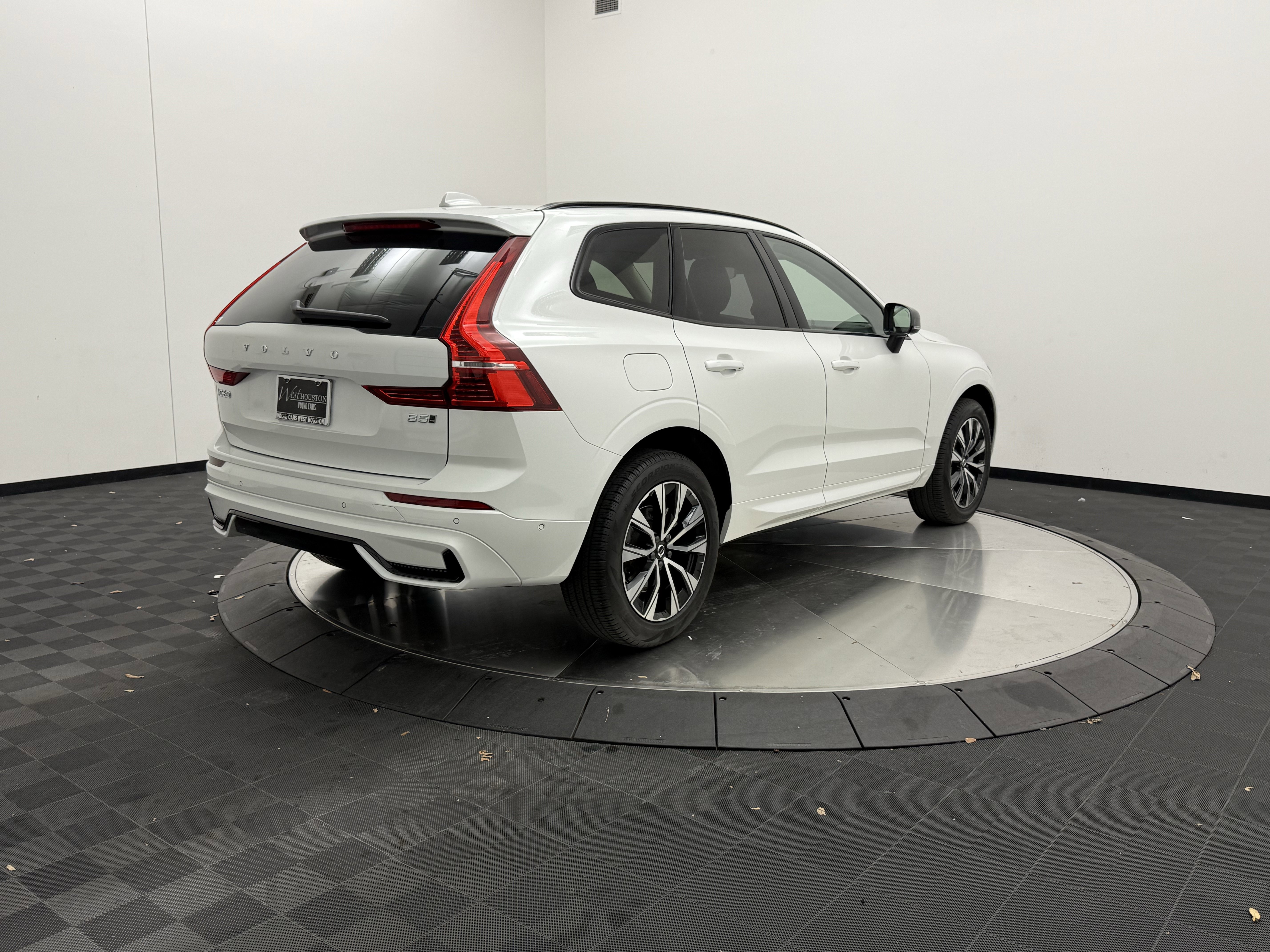 Certified 2025 Volvo XC60 B5 Plus image 7