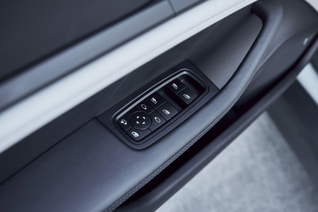 Used 2023 Porsche Taycan 4S w/ Premium Package image 31