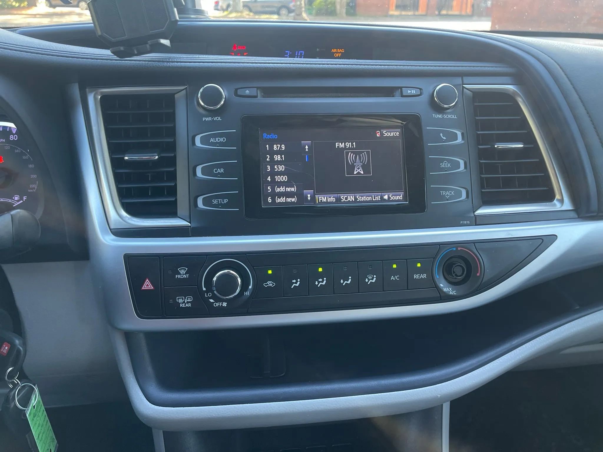 Used 2019 Toyota Highlander LE image 19