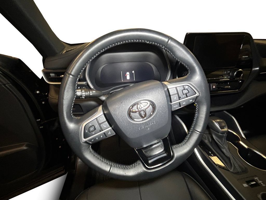 Used 2025 Toyota Highlander XSE AWD/4WD image 12