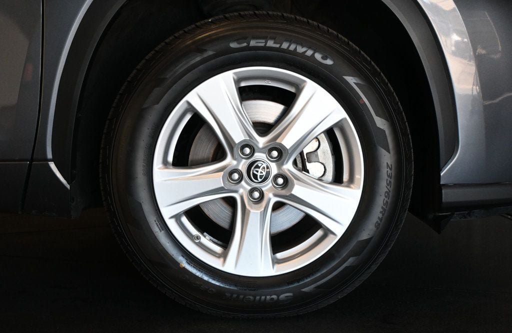 Used 2020 Toyota Highlander L FWD image 7