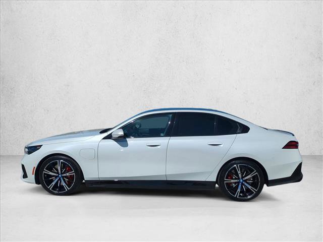 Used 2025 BMW 550e xDrive w/ Premium Package image 9