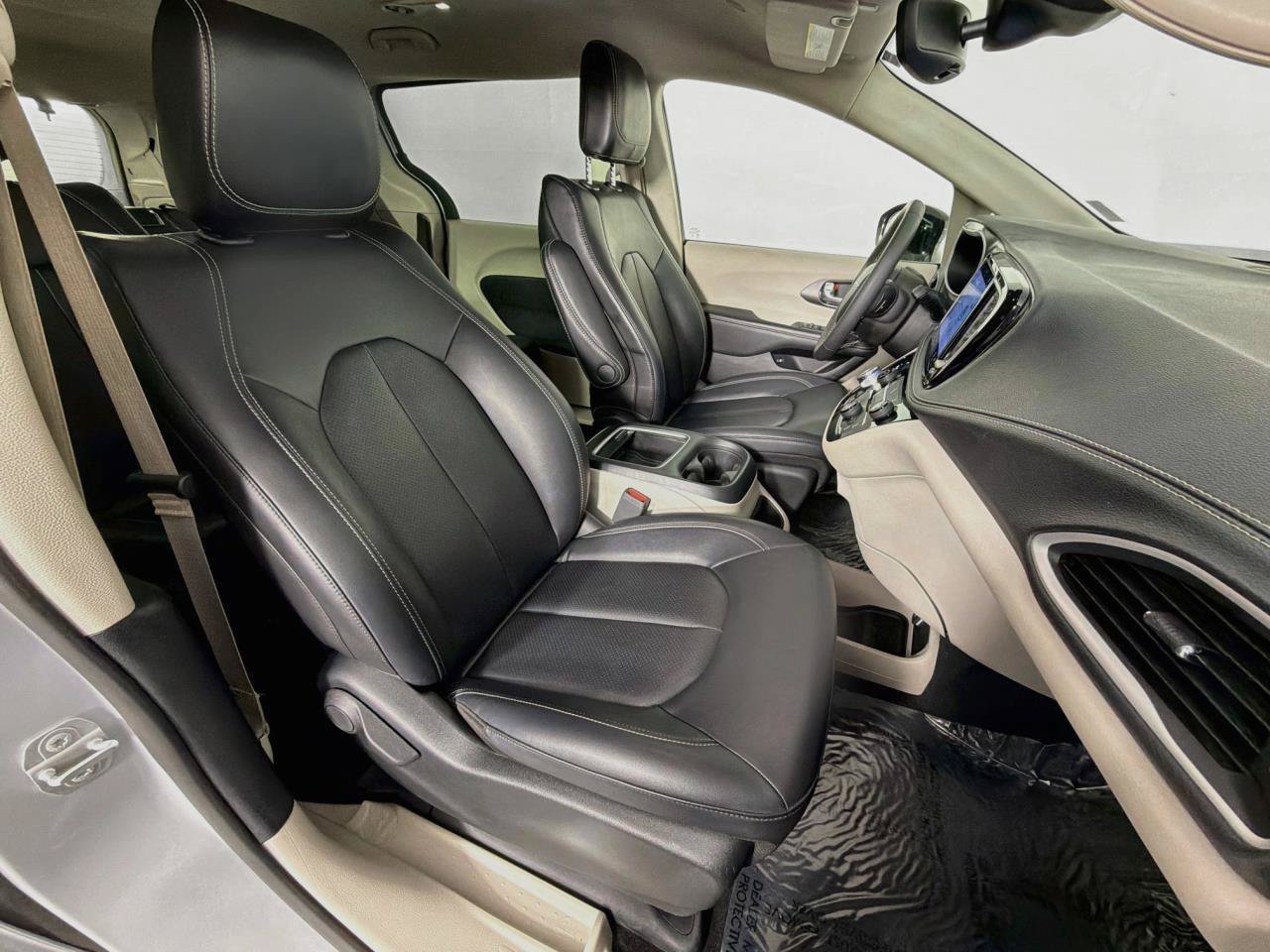 Used 2024 Chrysler Pacifica Limited FWD image 32
