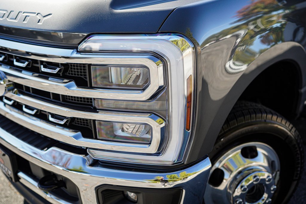 Used 2025 Ford F350 Lariat image 3