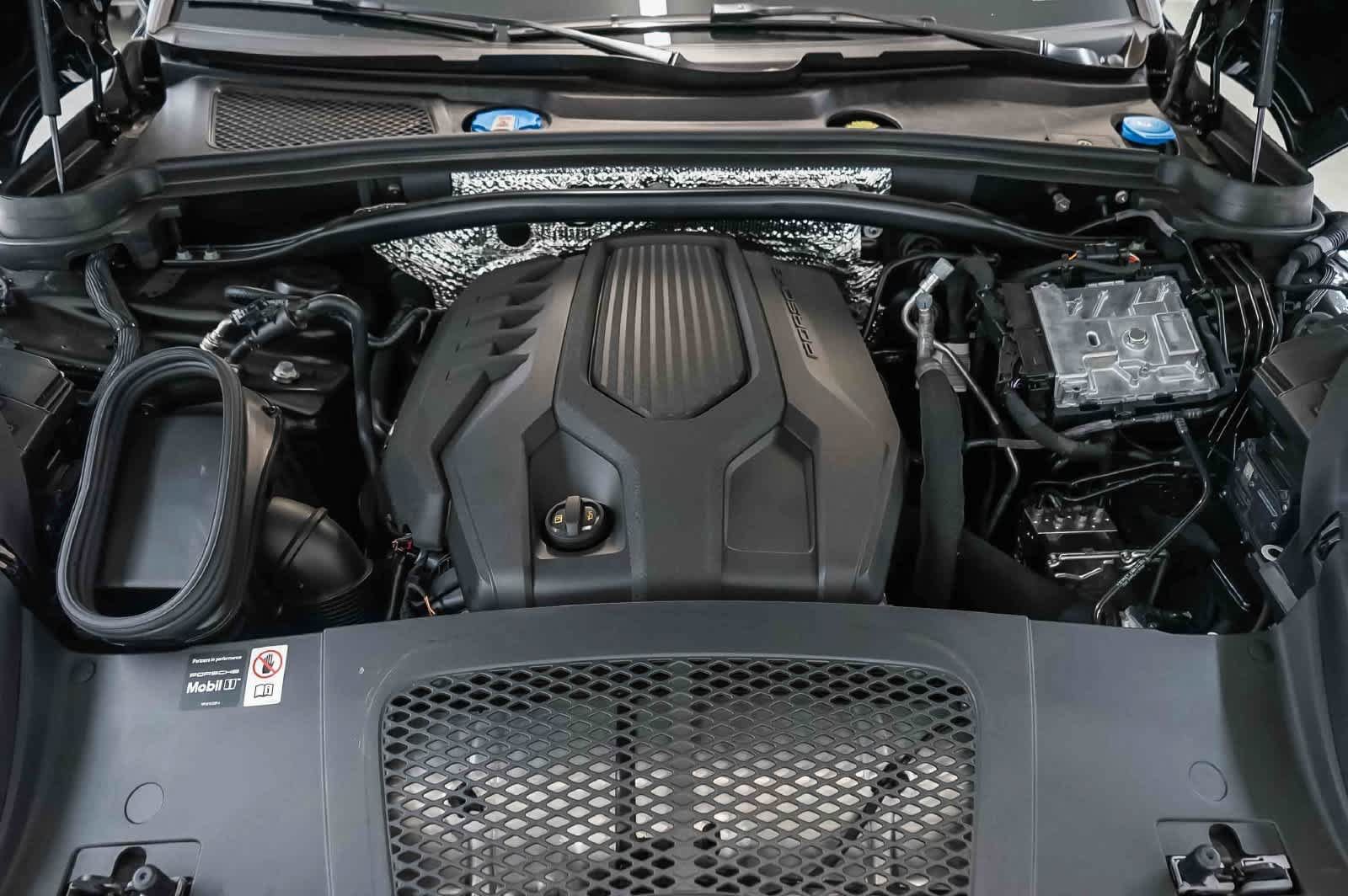 Certified 2026 Porsche Macan AWD/4WD image 33