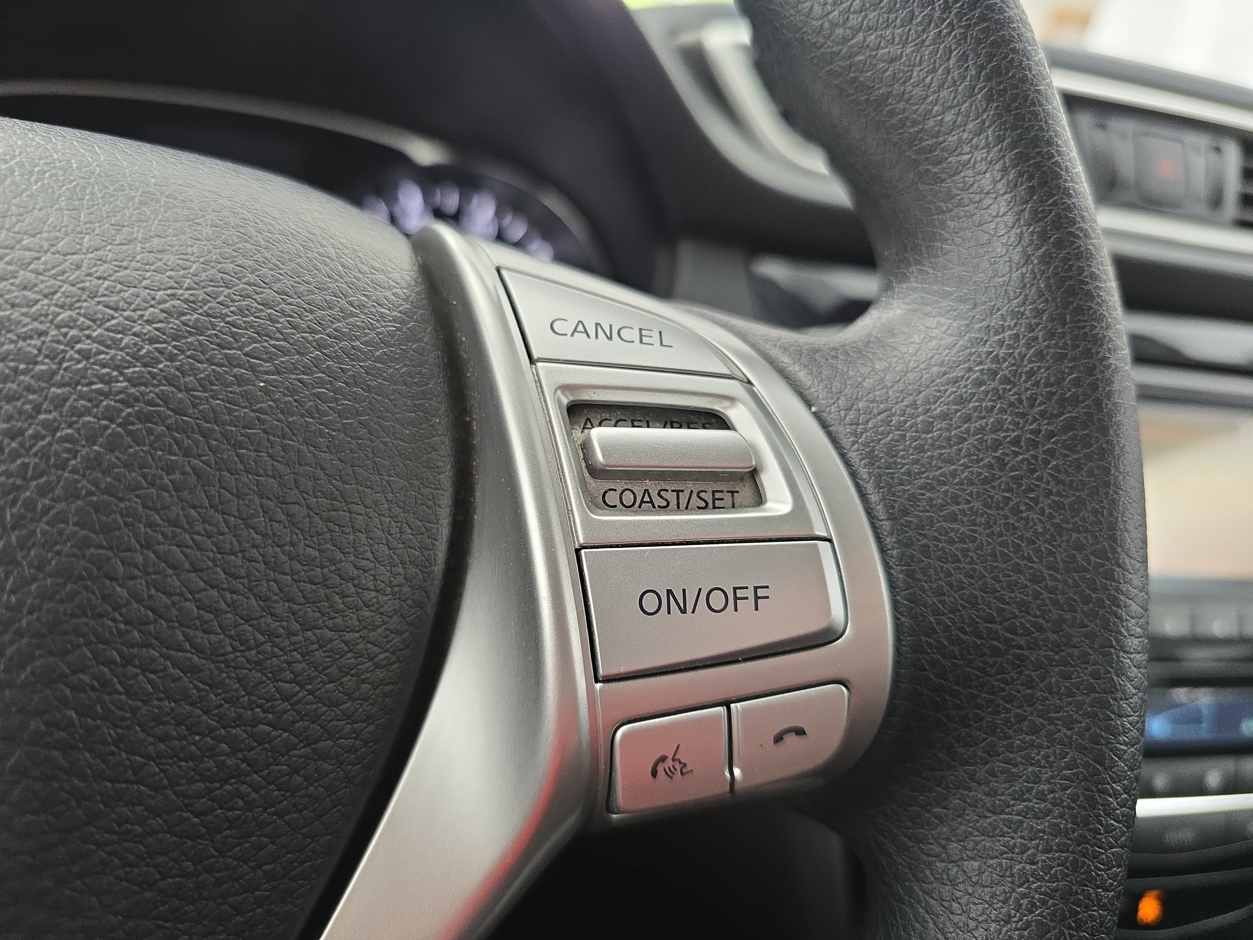 Used 2014 Nissan Rogue SV AWD/4WD image 17