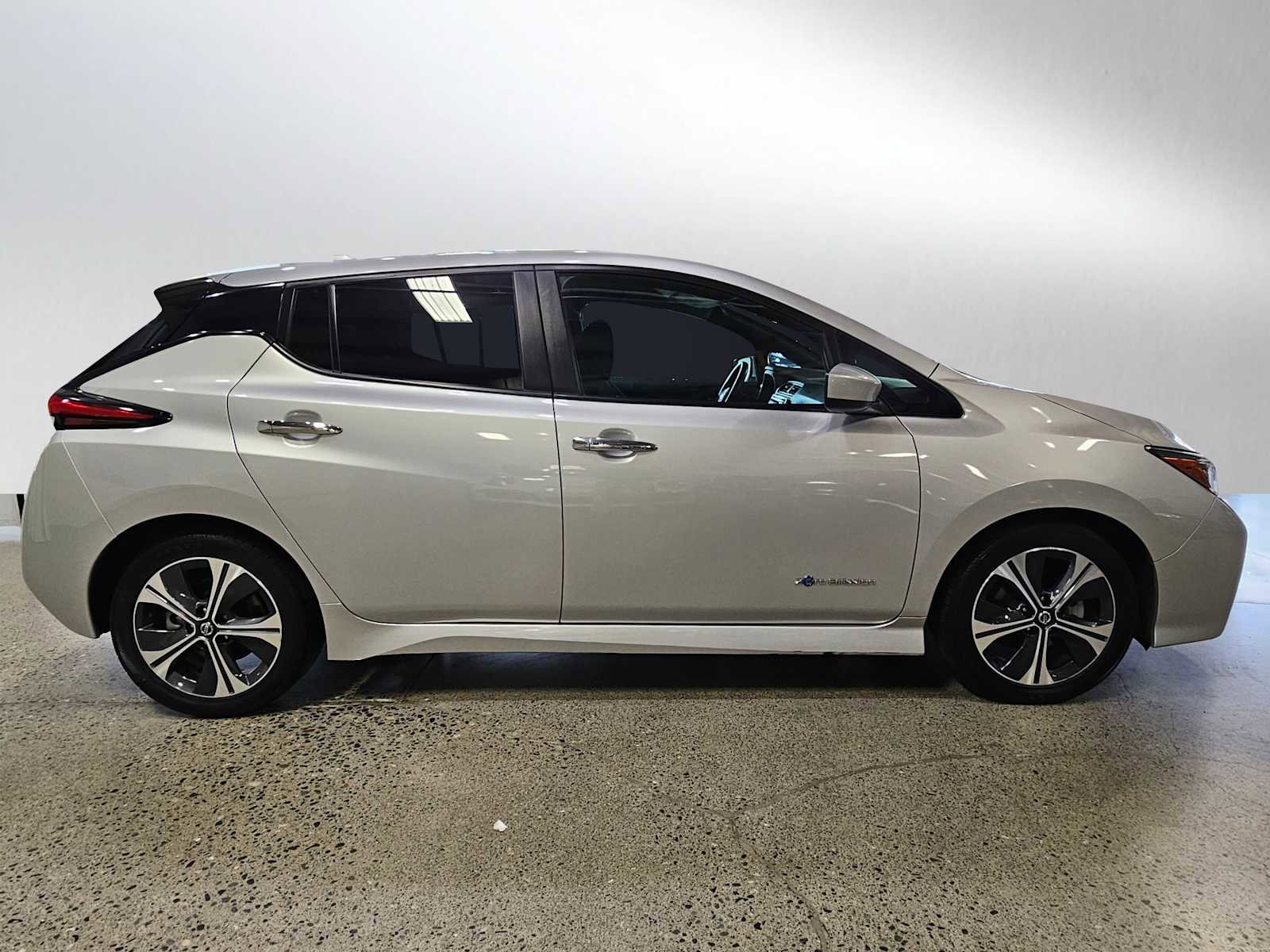 Used 2018 Nissan Leaf SV w/ SV Technology Package image 8