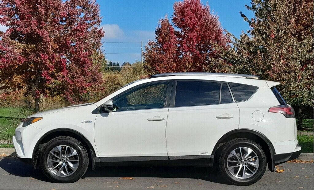 Used 2018 Toyota RAV4 XLE image 5