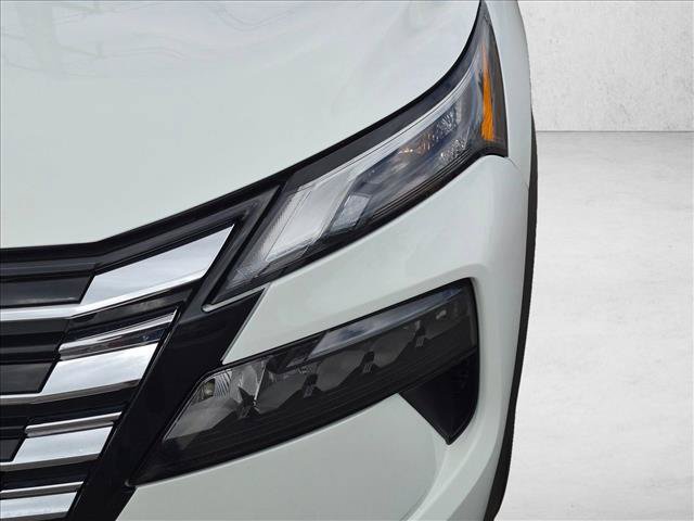 Used 2024 Nissan Rogue S AWD/4WD image 9