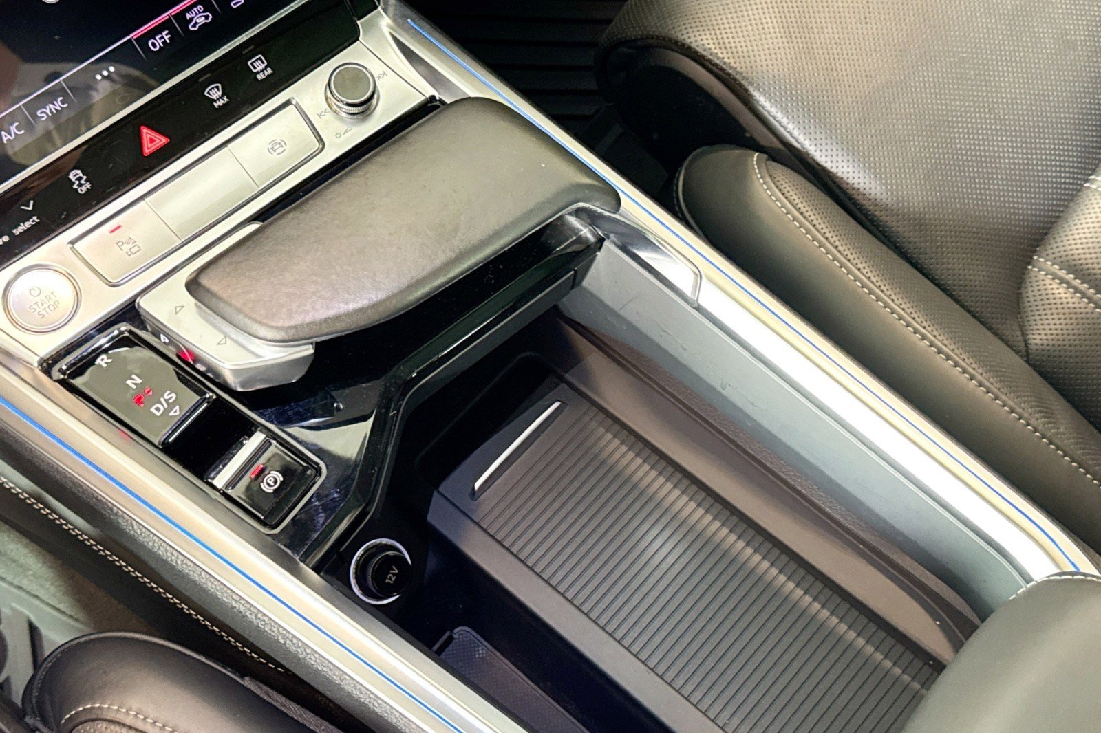 Used 2019 Audi e-tron Prestige w/ Prestige Package image 16