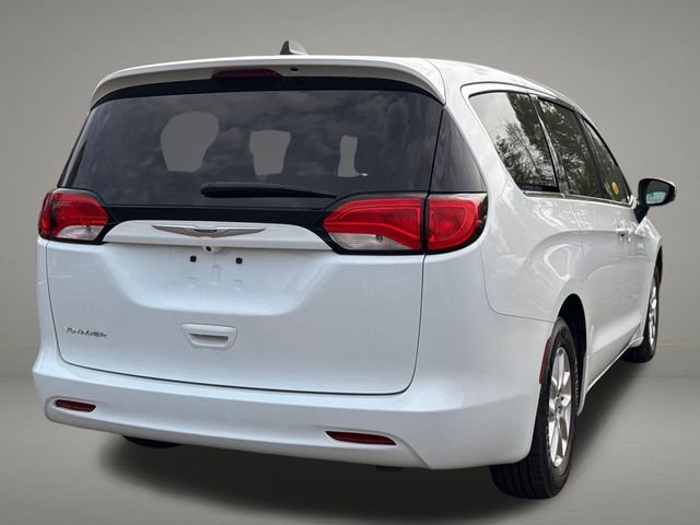 Used 2022 Chrysler Voyager LX FWD image 5