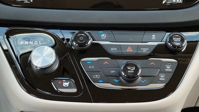 Used 2020 Chrysler Voyager Lxi image 87