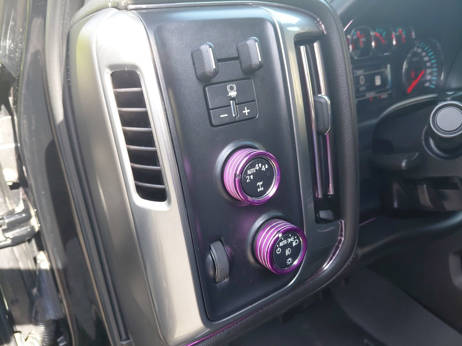 Used 2017 Chevrolet Silverado 1500 LTZ Z71 w/ LTZ Plus Package AWD/4WD image 17
