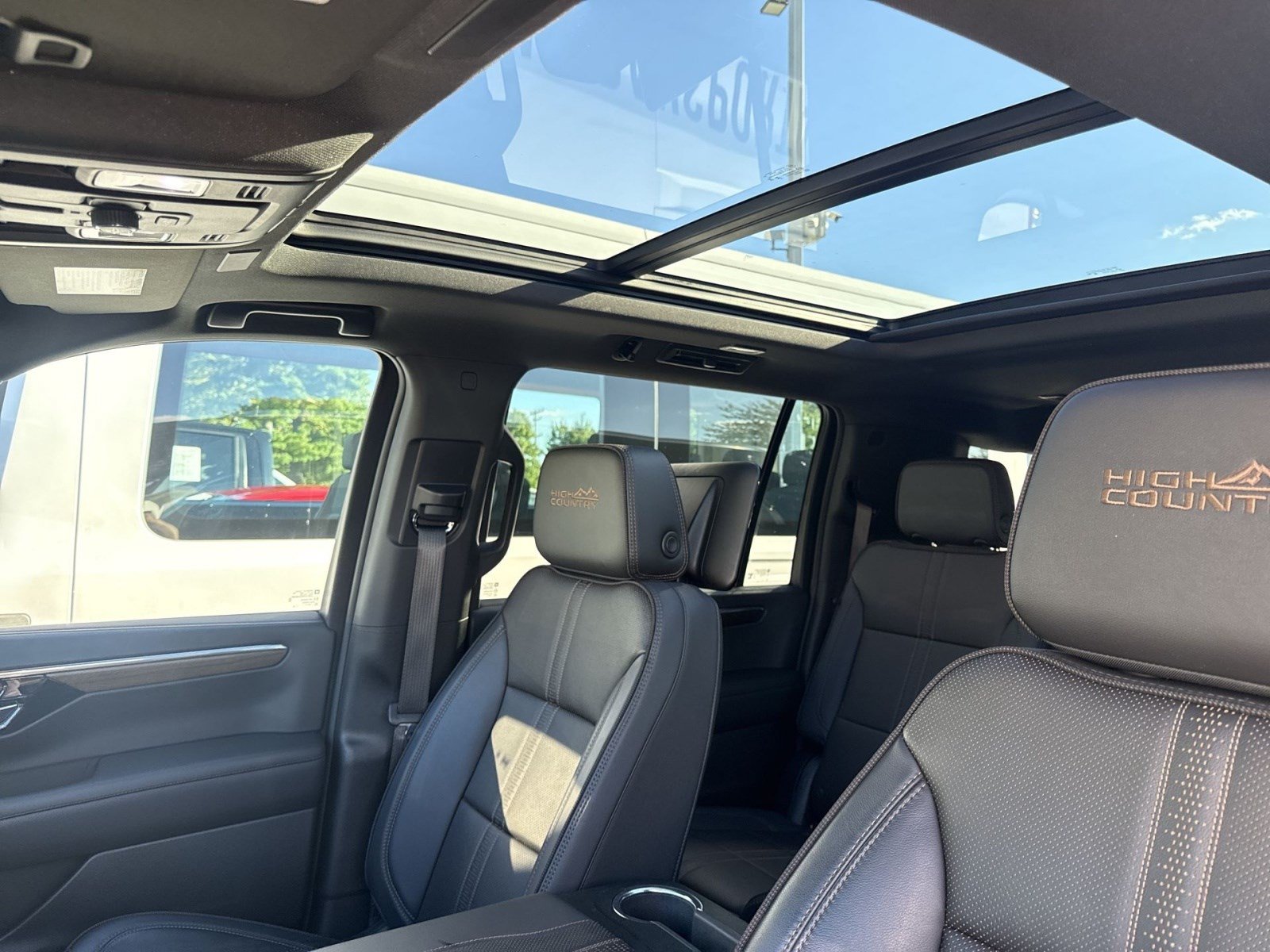 Used 2025 Chevrolet Suburban High Country AWD/4WD image 21