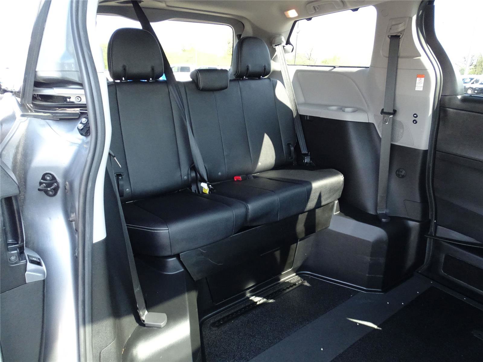 Used 2017 Toyota Sienna SE w/ SE Preferred Package FWD image 6