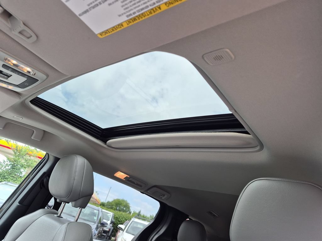 Used 2026 Toyota Sienna XLE FWD image 7