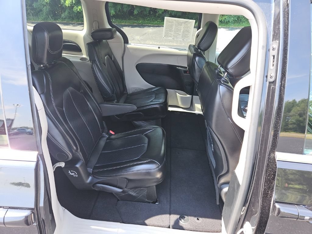 Used 2024 Chrysler Pacifica Touring-L FWD image 27
