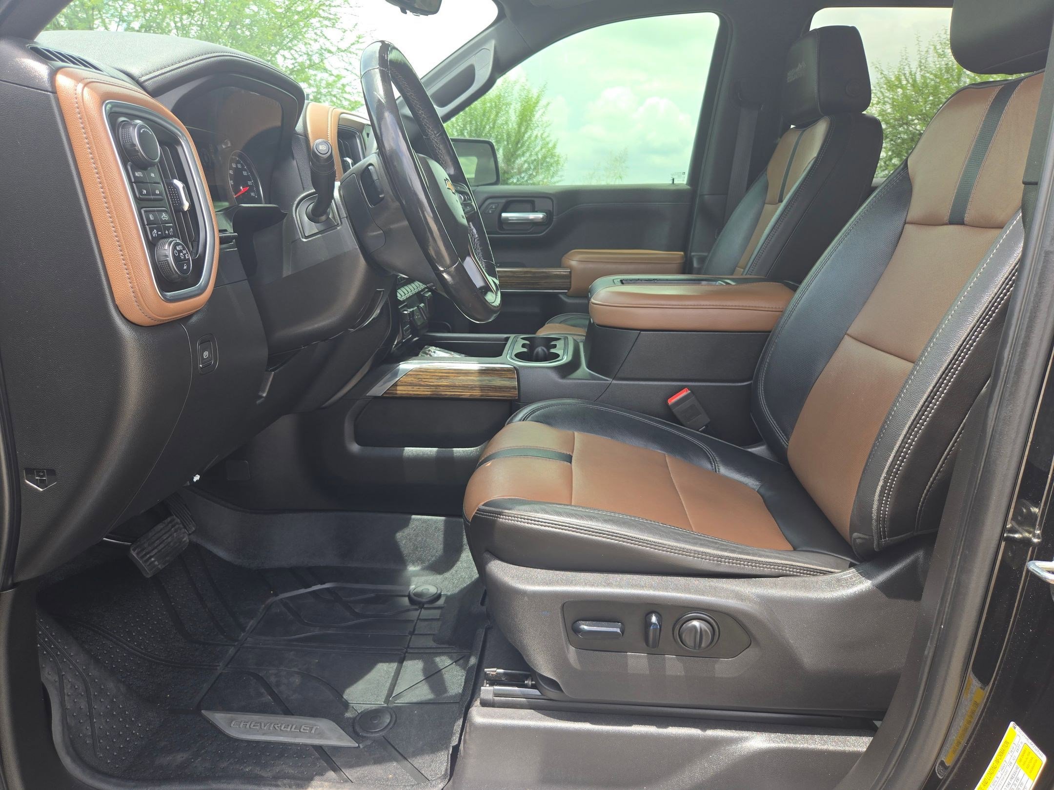 Used 2019 Chevrolet Silverado 1500 High Country w/ Technology Package AWD/4WD image 9