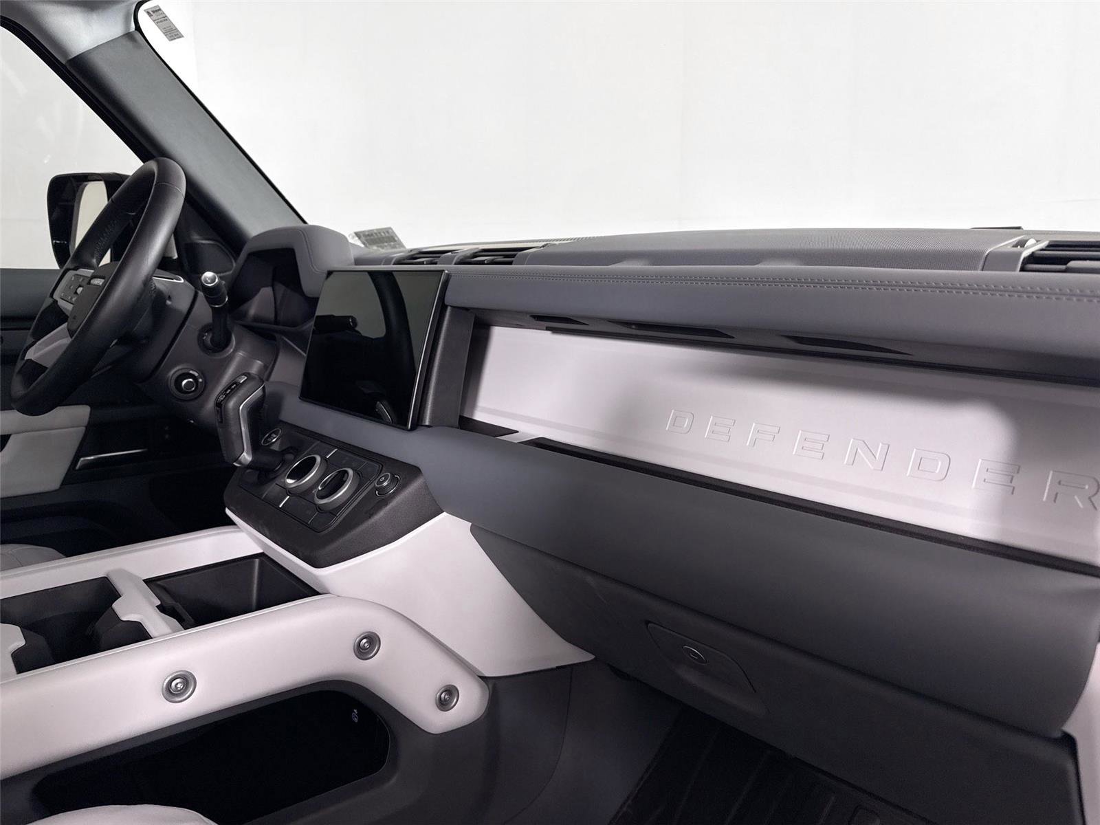 Used 2025 Land Rover Defender 110 X-Dynamic SE image 43